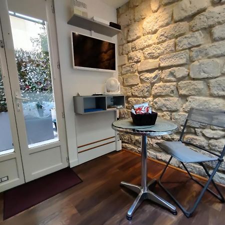 Romantic Tiny House Inside Montmartre Paris Exteriör bild