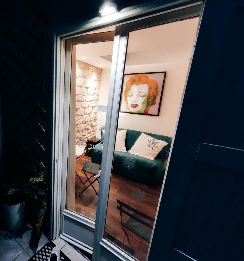 Romantic Tiny House Inside Montmartre Paris Exteriör bild