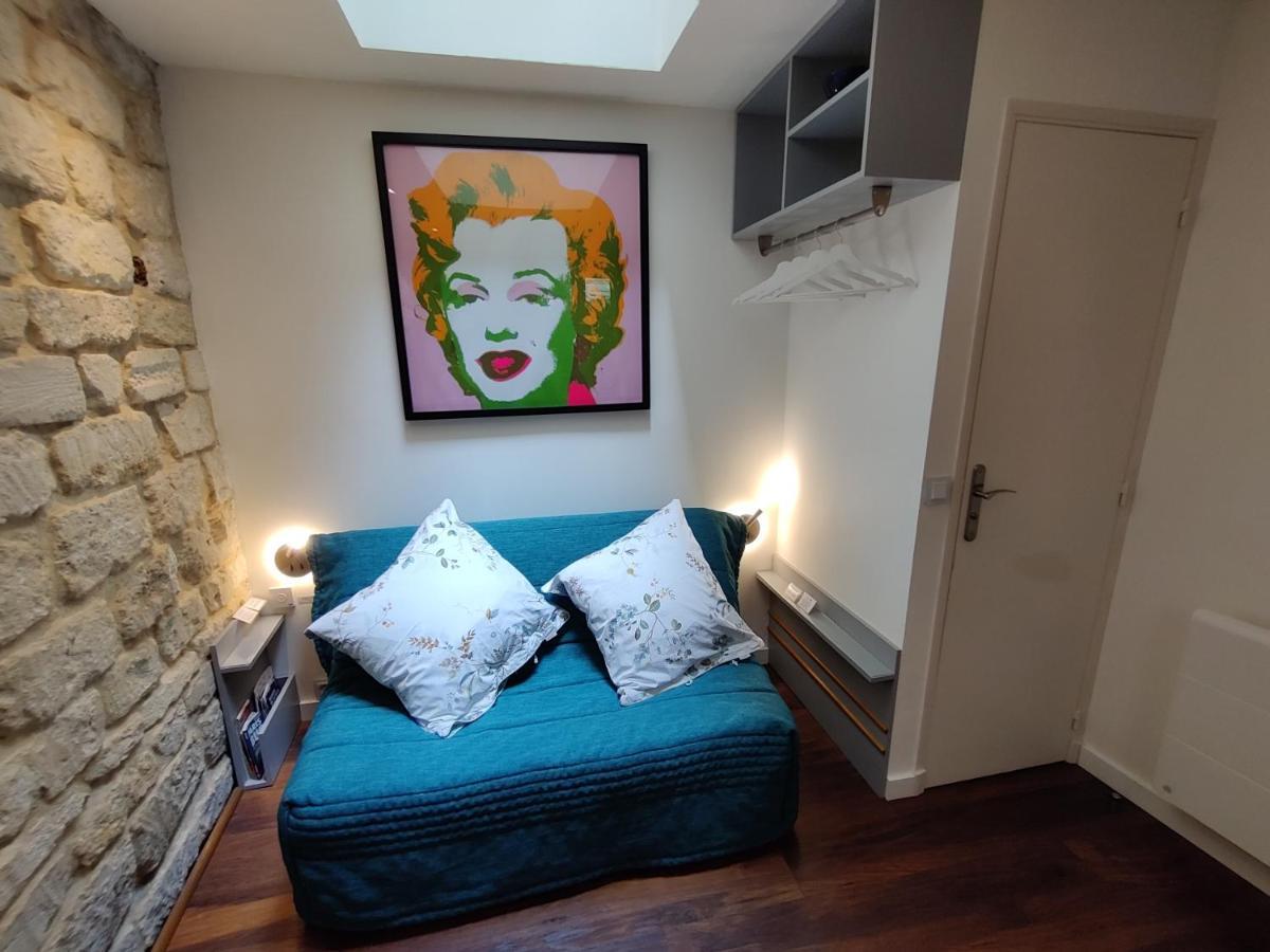 Romantic Tiny House Inside Montmartre Paris Exteriör bild