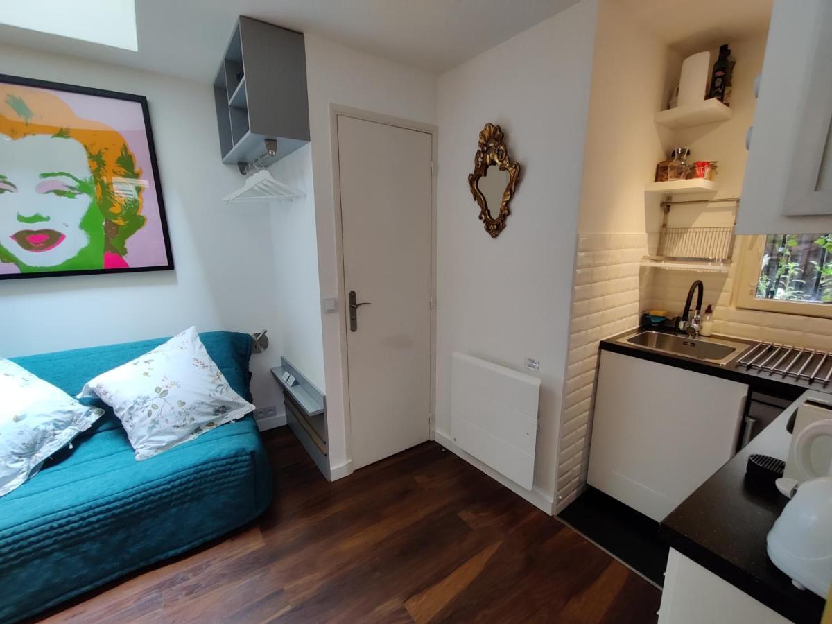 Romantic Tiny House Inside Montmartre Paris Exteriör bild