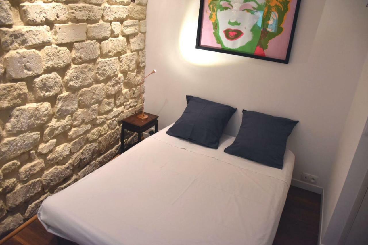 Romantic Tiny House Inside Montmartre Paris Exteriör bild